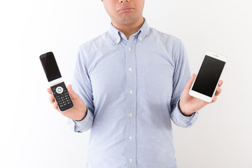 auはガラケーとスマホのどちらがお得？双方のメリット・デメリットとは？